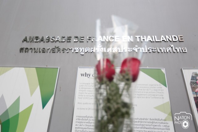 ชาวต่างชาติ วางดอกไม้ไว้อาลัย หน้าสถานทูตฝรั่งเศส