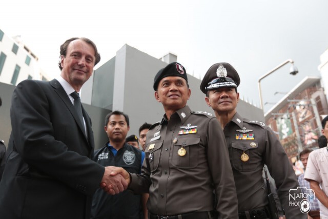 ชาวต่างชาติ วางดอกไม้ไว้อาลัย หน้าสถานทูตฝรั่งเศส