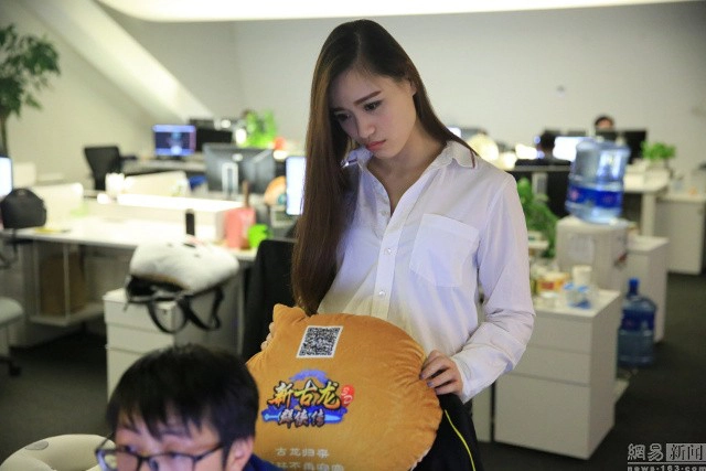 บริษัทจีนปิ๊งไอเดีย จ้างสาวสวยนวดผ่อนคลายให้พนักงาน