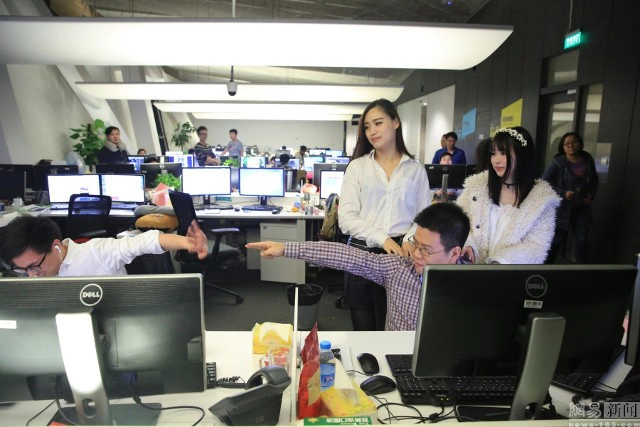 บริษัทจีนปิ๊งไอเดีย จ้างสาวสวยนวดผ่อนคลายให้พนักงาน