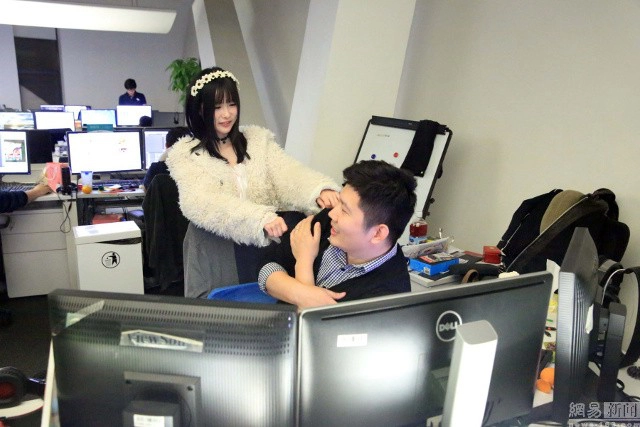 บริษัทจีนปิ๊งไอเดีย จ้างสาวสวยนวดผ่อนคลายให้พนักงาน