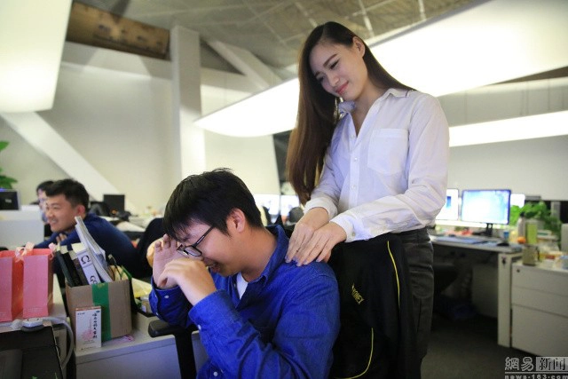 บริษัทจีนปิ๊งไอเดีย จ้างสาวสวยนวดผ่อนคลายให้พนักงาน