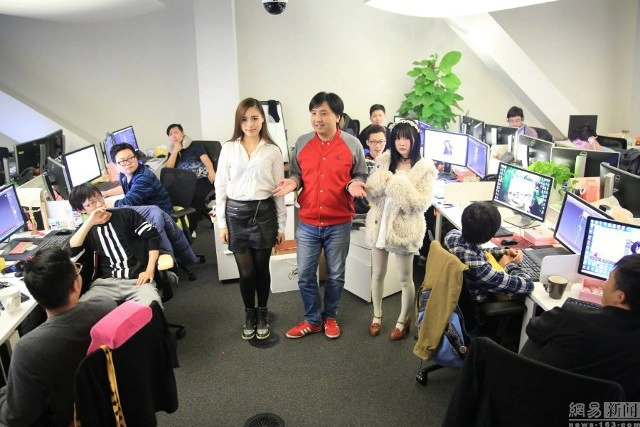 บริษัทจีนปิ๊งไอเดีย จ้างสาวสวยนวดผ่อนคลายให้พนักงาน