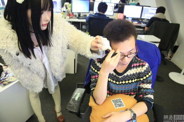 บริษัทจีนปิ๊งไอเดีย จ้างสาวสวยนวดผ่อนคลายให้พนักงาน