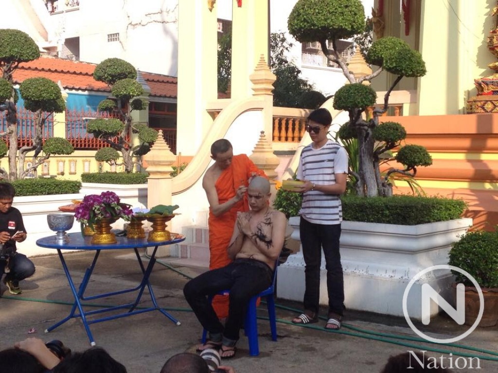 น้องชาย "ปอ ทฤษฎี" บวชเณร หวังผลบุญช่วยพี่ชายหายป่วย น้องชาย "ปอ ทฤษฎี" บวชเณร หวังผลบุญช่วยพี่ชายหายป่วย