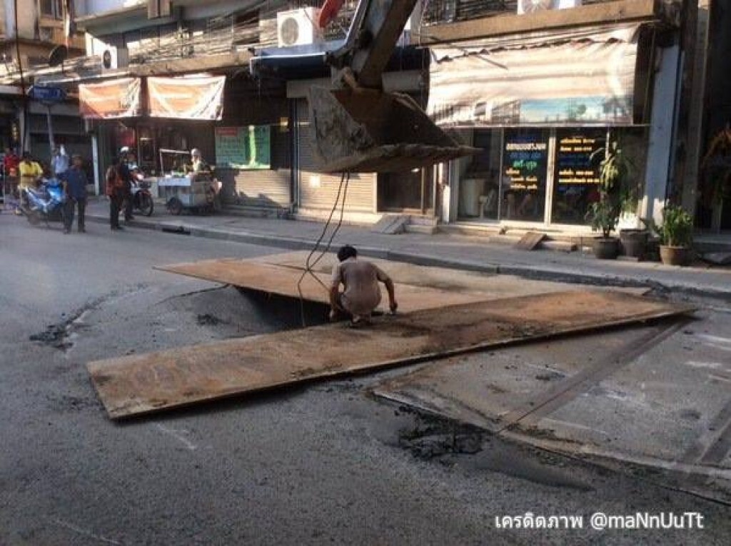 ถนนยุบตัว ซ.อินทามระ รถติดแสนสาหัส