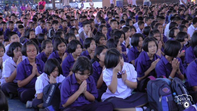 คลิปครู-นร.บุรีรัมย์พิทยาคม3พันคน สวดมนต์ตั้งจิตภาวนาให้ "ปอ ทฤษฎี"