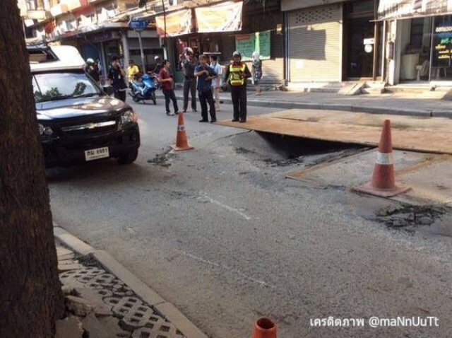 ถนนยุบตัว ซ.อินทามระ รถติดแสนสาหัส