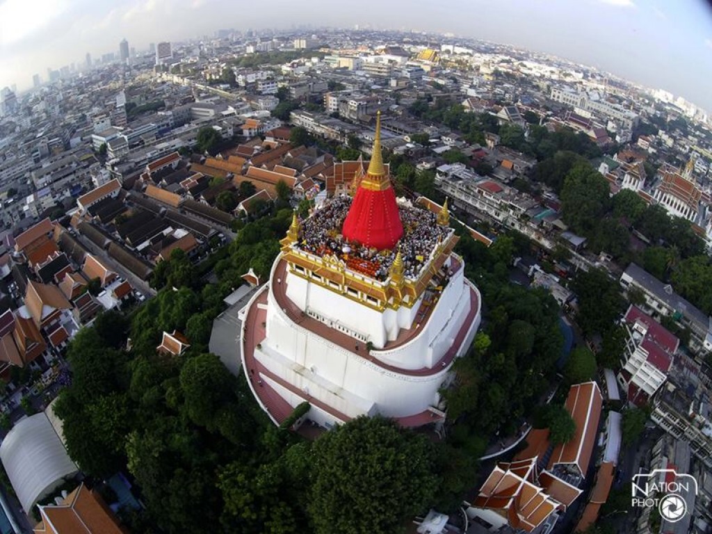 พุทธศาสนิกชนร่วมพิธีอัญเชิญผ้าแดงถวายภูเขาทอง พุทธศาสนิกชนร่วมพิธีอัญเชิญผ้าแดงถวายภูเขาทอง