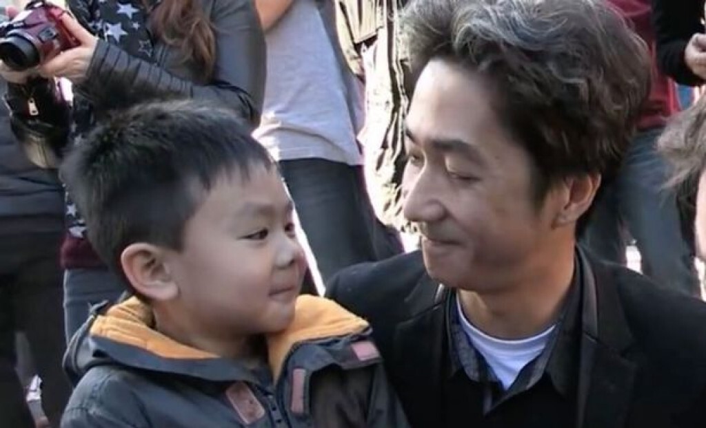 บทสนทนา"พ่อ-ลูก"สุดประทับใจ ..."แม้เขามีปืน แต่เรามีดอกไม้"
