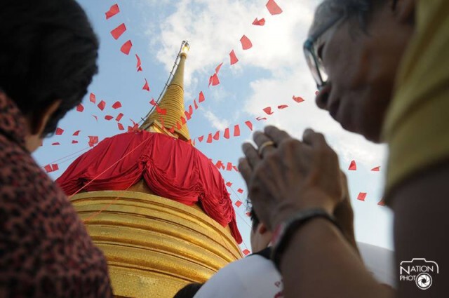 พุทธศาสนิกชนร่วมพิธีอัญเชิญผ้าแดงถวายภูเขาทอง