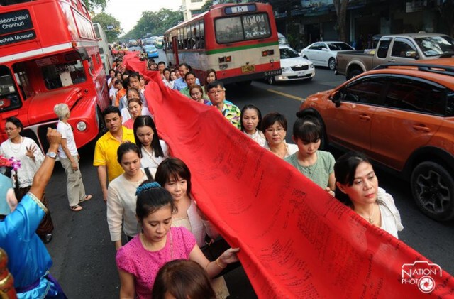 พุทธศาสนิกชนร่วมพิธีอัญเชิญผ้าแดงถวายภูเขาทอง