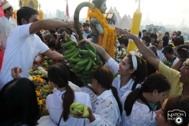 พุทธศาสนิกชนร่วมพิธีอัญเชิญผ้าแดงถวายภูเขาทอง