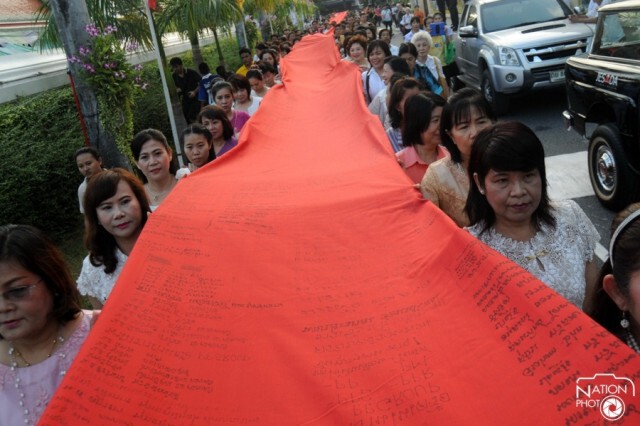 พุทธศาสนิกชนร่วมพิธีอัญเชิญผ้าแดงถวายภูเขาทอง