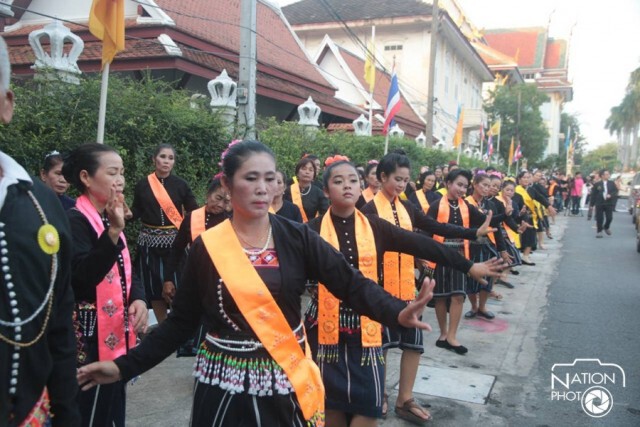 พุทธศาสนิกชนร่วมพิธีอัญเชิญผ้าแดงถวายภูเขาทอง