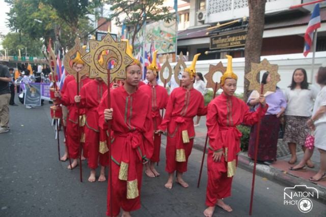 พุทธศาสนิกชนร่วมพิธีอัญเชิญผ้าแดงถวายภูเขาทอง