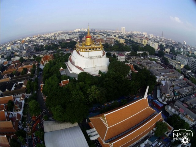 พุทธศาสนิกชนร่วมพิธีอัญเชิญผ้าแดงถวายภูเขาทอง