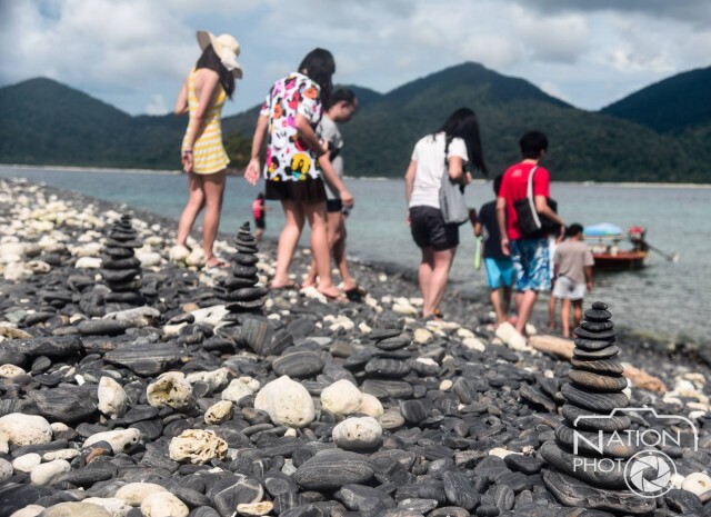 สั่งห้าม! นักท่องเที่ยวเรียงหินบนเกาะหินงาม