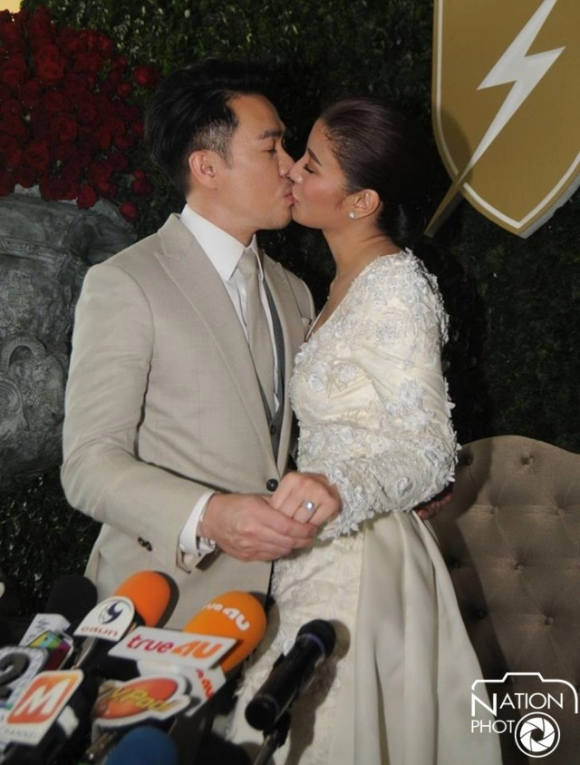 "เอมมี่ มรกต" ควง แฟนหนุ่ม"จิรายุทธ" เข้าพิธีวิวาห์หวานชื่น