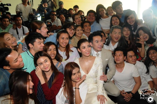 "เอมมี่ มรกต" ควง แฟนหนุ่ม"จิรายุทธ" เข้าพิธีวิวาห์หวานชื่น