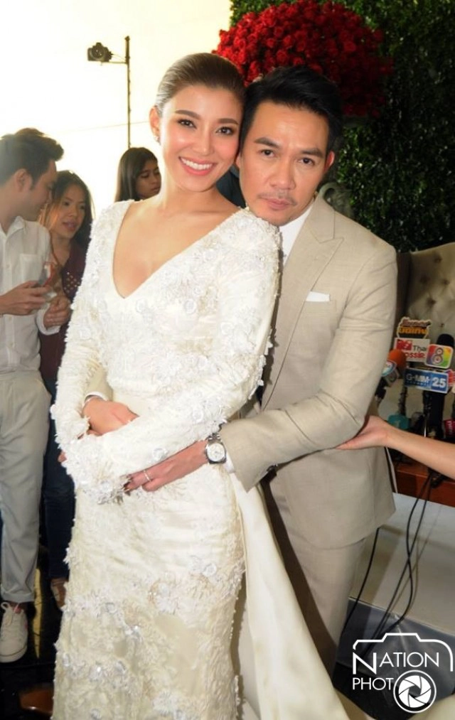 "เอมมี่ มรกต" ควง แฟนหนุ่ม"จิรายุทธ" เข้าพิธีวิวาห์หวานชื่น