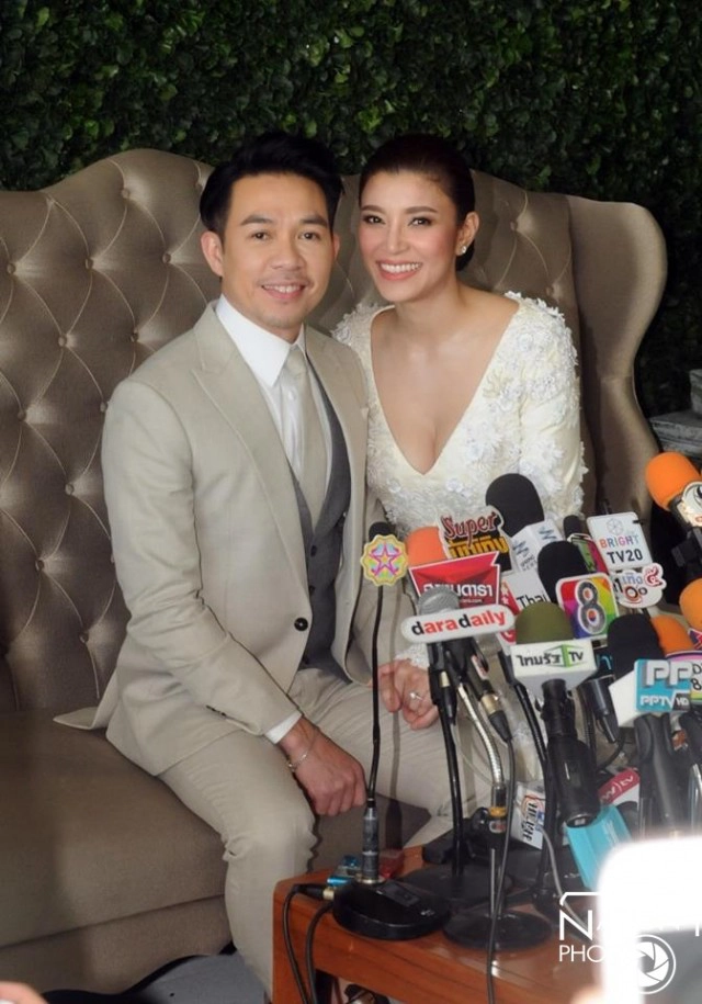 "เอมมี่ มรกต" ควง แฟนหนุ่ม"จิรายุทธ" เข้าพิธีวิวาห์หวานชื่น