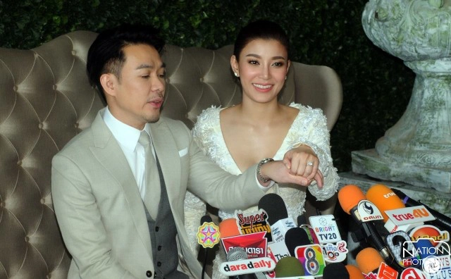 "เอมมี่ มรกต" ควง แฟนหนุ่ม"จิรายุทธ" เข้าพิธีวิวาห์หวานชื่น