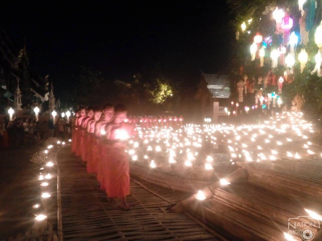 นักท่องเที่ยวแห่ชม พิธีจุดประทีปหมื่นดวง