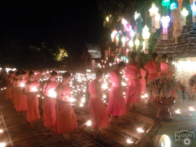 นักท่องเที่ยวแห่ชม พิธีจุดประทีปหมื่นดวง