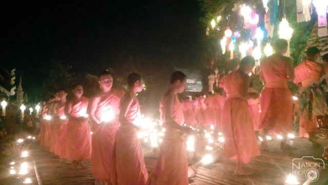 นักท่องเที่ยวแห่ชม พิธีจุดประทีปหมื่นดวง