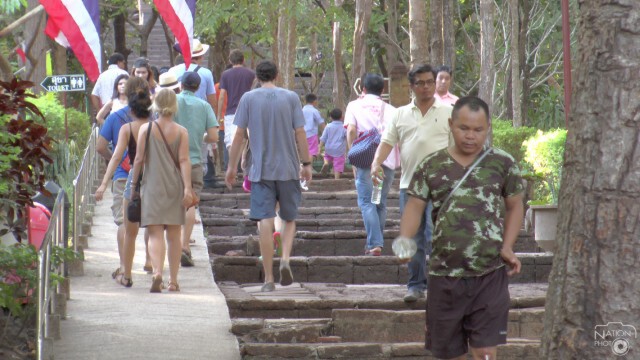 นักท่องเที่ยวแห่สัมผัสลมหนาว และชมความงดงาม"ปราสาทพนมรุ้ง"