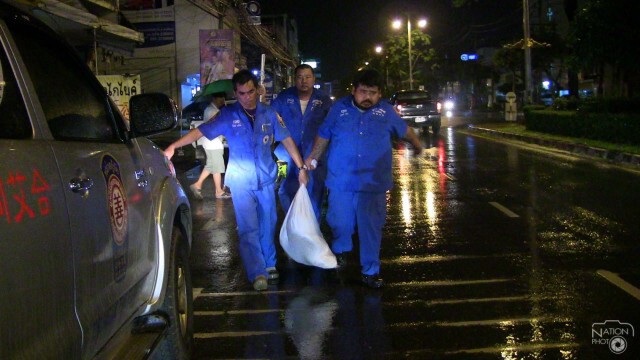 ฝนชุก งูเหลือมบุกบ้าน ชาวบ้านผวาแจ้งกู้ภัยช่วยจับ
