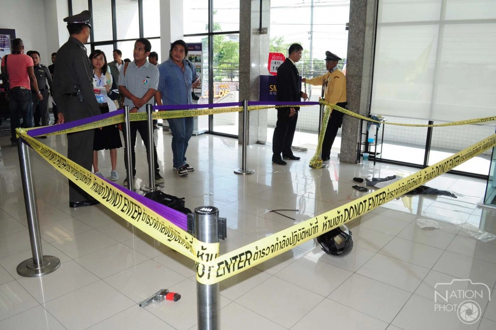 โจรบุกเดี่ยวควง"ปืนปลอม"ปล้นแบงก์ เจอยิงสวนเจ็บสาหัส