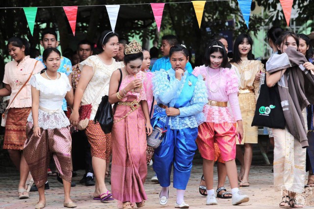โรงเรียนคณะราษฎรบำรุงยะลา จัดงานลอยกระทงสืบสานประเพณี