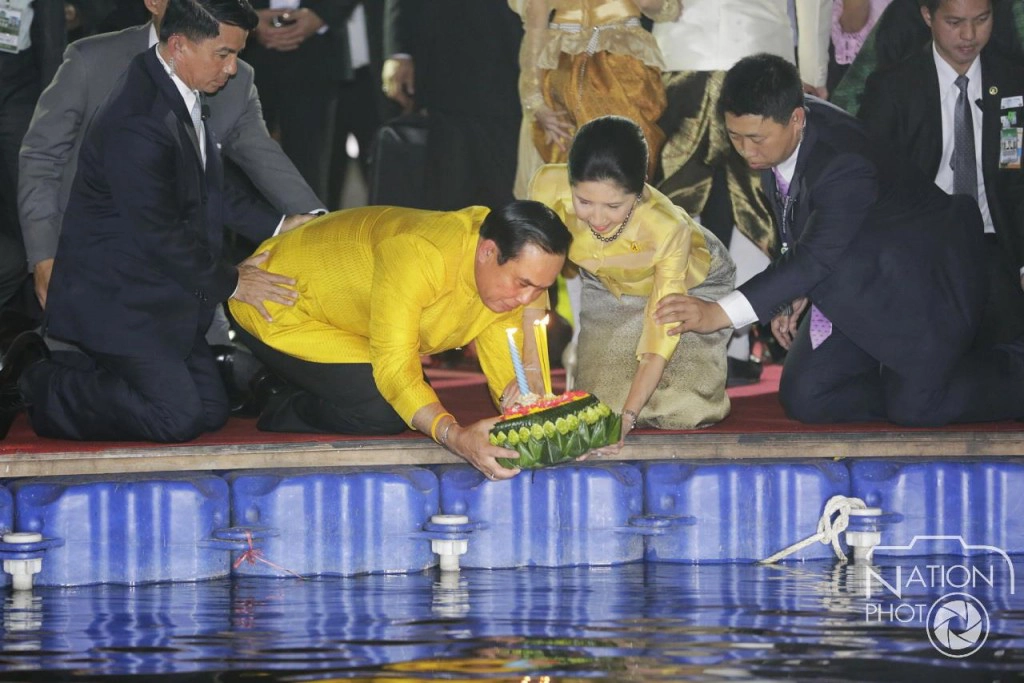 "นายกฯ"อธิษฐานลอยกระทง "ขอลอยทุกข์ลอยโศกลงสู่ทะเล"