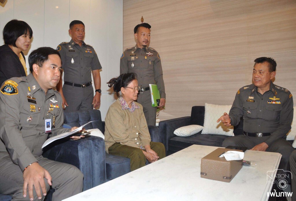 รวบ 7 ผู้ต้องหาช่วยปลอมเอกสาร"แกล้งตาย" คดีแม่ผัวจ้างวานฆ่าเภสัชกรสาว รวบ 7 ผู้ต้องหาช่วยปลอมเอกสาร"แกล้งตาย" คดีแม่ผัวจ้างวานฆ่าเภสัชกรสาว