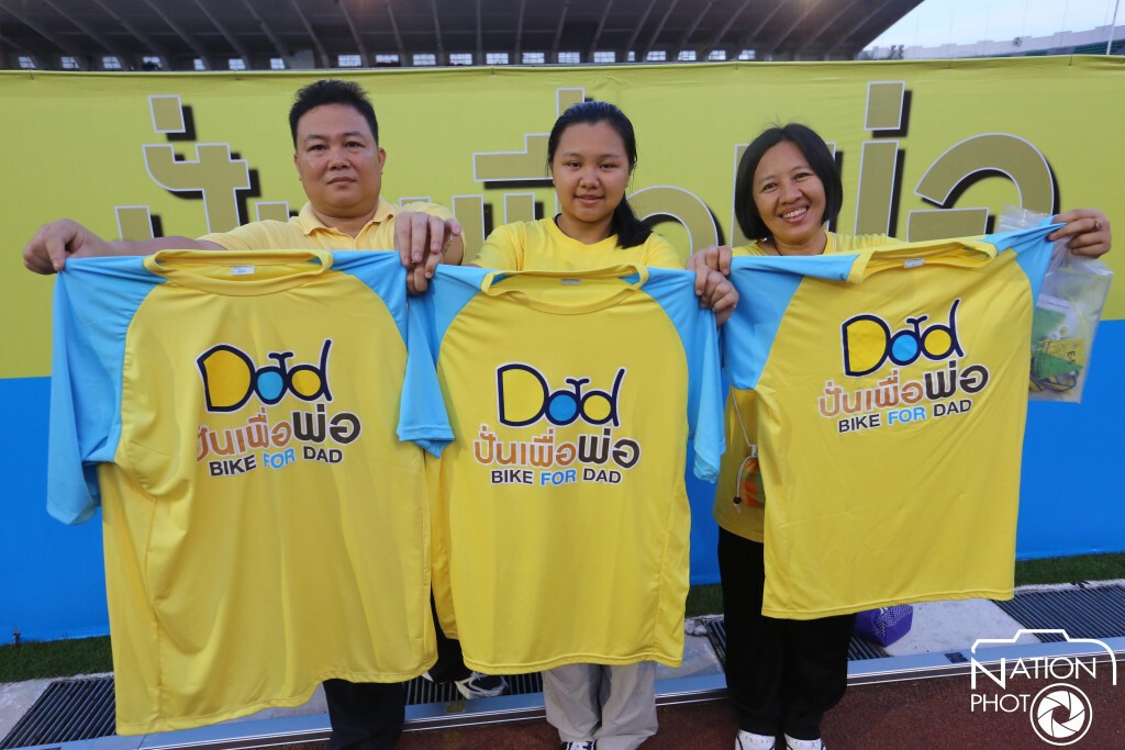 ประชาชนล้นหลาม รอรับสิ่งของพระราชทาน"งานปั่นเพื่อพ่อ" ประชาชนล้นหลาม รอรับสิ่งของพระราชทาน"งานปั่นเพื่อพ่อ"
