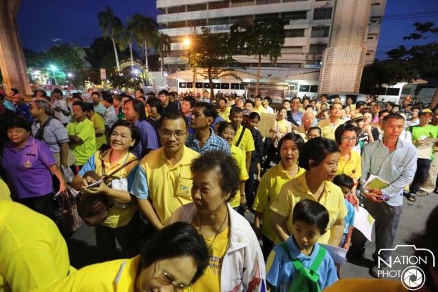 ประชาชนล้นหลาม รอรับสิ่งของพระราชทาน"งานปั่นเพื่อพ่อ"
