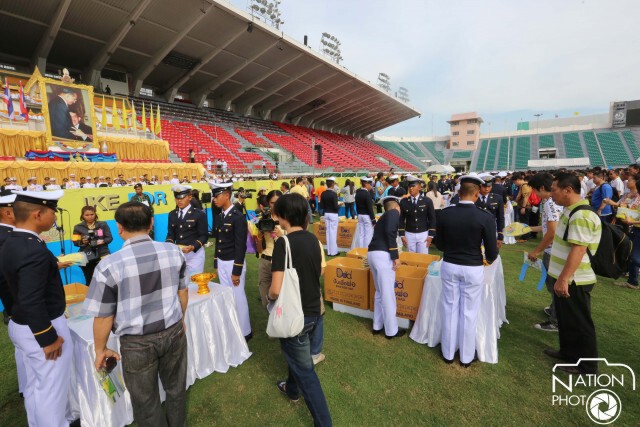 ประชาชนล้นหลาม รอรับสิ่งของพระราชทาน"งานปั่นเพื่อพ่อ"