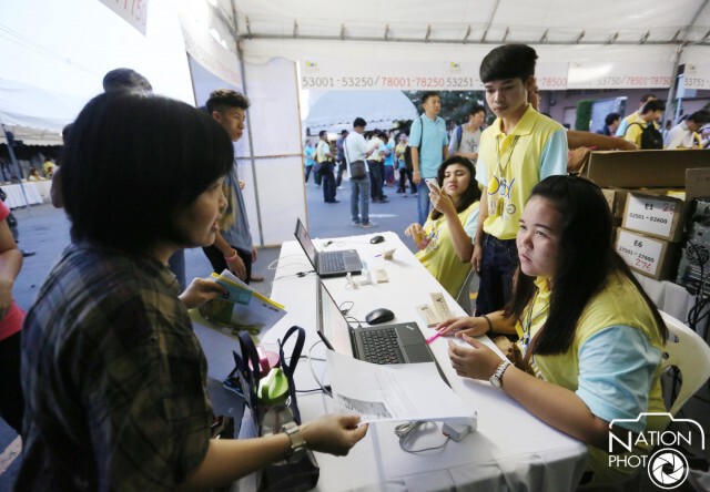 ประชาชนล้นหลาม รอรับสิ่งของพระราชทาน"งานปั่นเพื่อพ่อ"