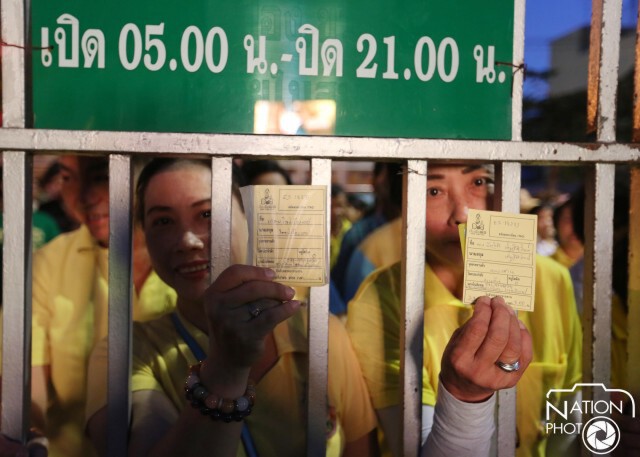 ประชาชนล้นหลาม รอรับสิ่งของพระราชทาน"งานปั่นเพื่อพ่อ"