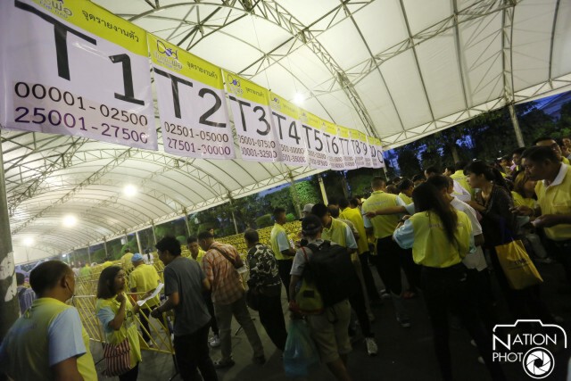 ประชาชนล้นหลาม รอรับสิ่งของพระราชทาน"งานปั่นเพื่อพ่อ"