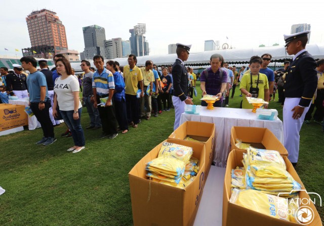 ประชาชนล้นหลาม รอรับสิ่งของพระราชทาน"งานปั่นเพื่อพ่อ"