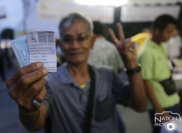ประชาชนล้นหลาม รอรับสิ่งของพระราชทาน"งานปั่นเพื่อพ่อ"