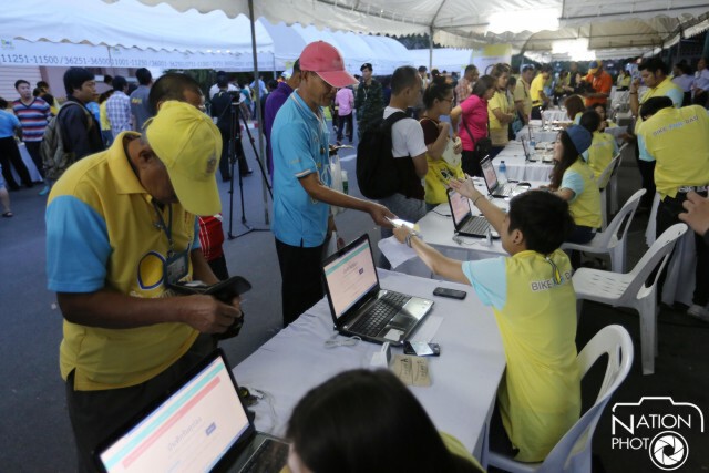 ประชาชนล้นหลาม รอรับสิ่งของพระราชทาน"งานปั่นเพื่อพ่อ"