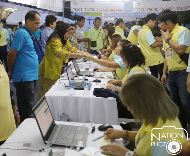 ประชาชนล้นหลาม รอรับสิ่งของพระราชทาน"งานปั่นเพื่อพ่อ"