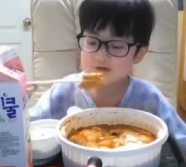 หนุ่มเกาหลีวัย 24 ปี รูปร่างย่อส่วนคล้าย "ยอดนักสิบจิ๋วโคนัน"