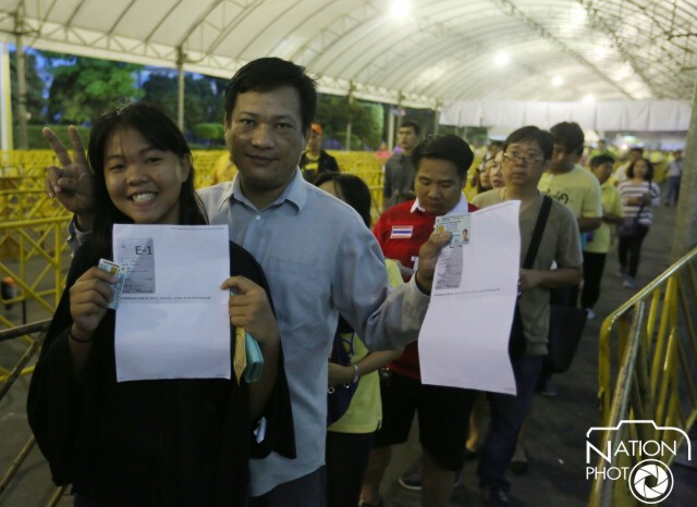 ประชาชนล้นหลาม รอรับสิ่งของพระราชทาน"งานปั่นเพื่อพ่อ"
