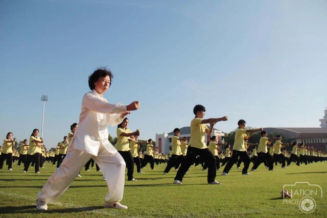 นศ.ม.หัวเฉียว 1000 คน ร่วมรำไท้เก๊กหมู่เทิดพระเกียรติฯ