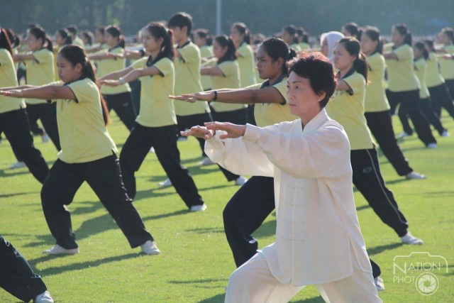 นศ.ม.หัวเฉียว 1000 คน ร่วมรำไท้เก๊กหมู่เทิดพระเกียรติฯ